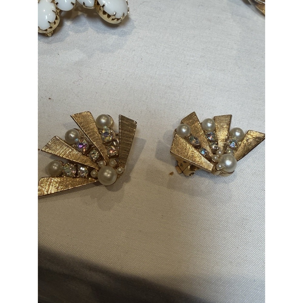 Vintage ART Signed Gold Tone Aurora Borealis Rhinestone Faux Pearl Clip Earrings - Picture 2 of 9